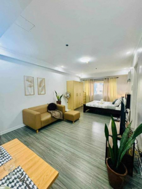 LOVELY CORNER STUDIO UNIT with wifi and pool access IN SOMA BGC